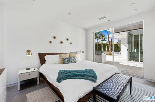 1189 Tamarisk Rd, Palm Springs CA  92262-5830 exterior