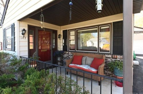 147 Minturn Rd, Bridgeport, CT 06606-1237