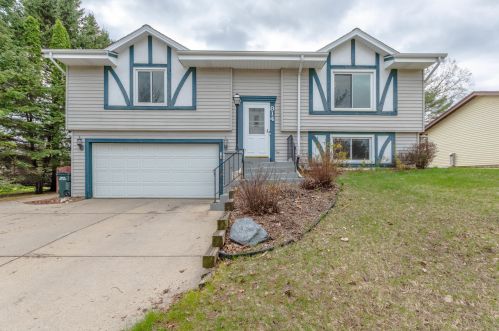 814 Kings Ridge Ct, West Bend, WI 53090-9189