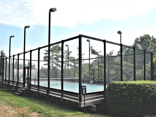 152 Brush Hollow Cres, Rye Brook NY  10573-1624 exterior