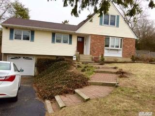9 Northfield Dr, Hauppauge, NY 11779-1821