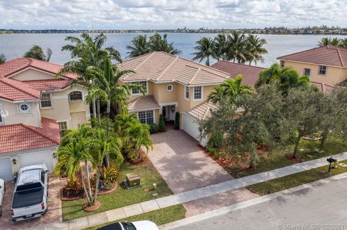 4907 183rd Ave, Hollywood, FL 33029-6318