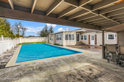 18 Hollywood Dr, Bricktown NJ  08723-3449 exterior
