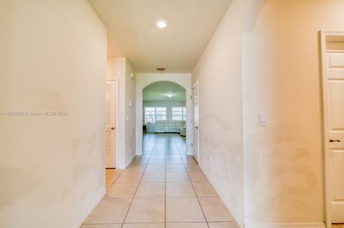 631 1st Ter, Cape Coral, FL 33990-1104