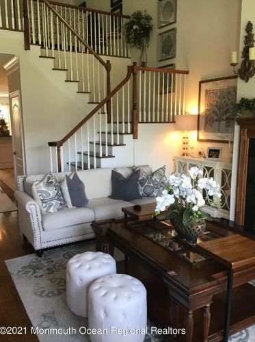31 Aspen Ln, Tinton Falls, NJ 07724-4757