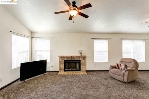 5165 Claremont Ln, Oakley, CA 94561-3325