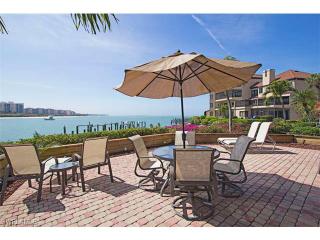 307 La Peninsula Blvd, Naples FL  34113-4011 exterior