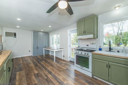 52 White Oak Ct, Parsippany NJ  07054-2325 exterior