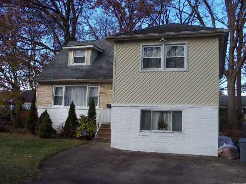 29 Hausch Blvd, Roosevelt, NY 11575-1546