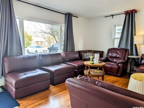 415 2nd Ave, Elwood, NY 11731-3403