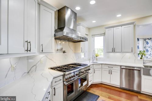 20405 Crimson Pl, Leesburg VA 20175-6362 exterior