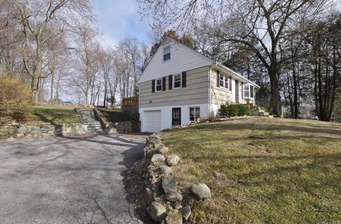 3770 Valleyview St, Mohegan Lake, NY 10547-1032