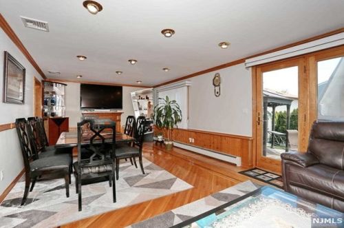 19 Elmhurst St, Elmwood Park NJ  07407-1320 exterior