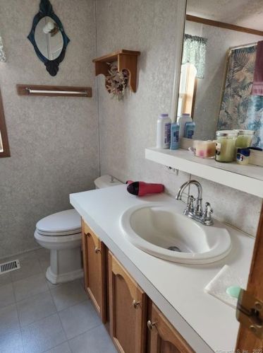 1012 Old Colony Rd, Meriden CT  06451-6362 exterior