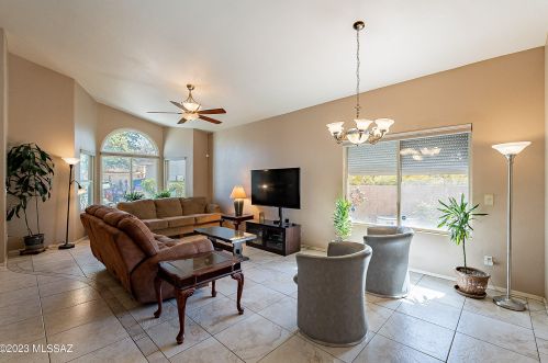 9527 Surprise Canyon Ct, Tucson, AZ 85748-3279