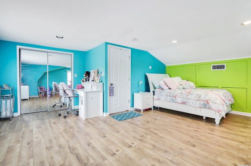 6 Hayuta Ct, Holtsville NY  11742-1206 exterior