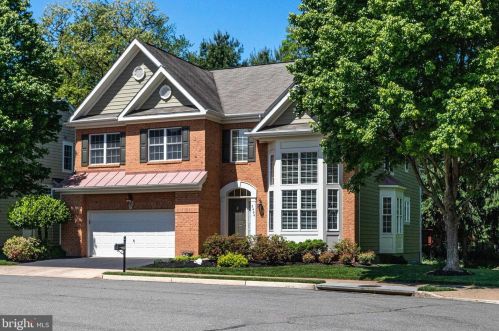 2404 Walled Oak Ct, Falls Church, VA 22043-2956