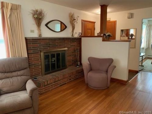 50 Craig Ln, Bridgeport, CT 06611-4406