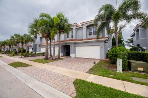2137 Cape Cod Dr, Fort Pierce, FL 34953-4567