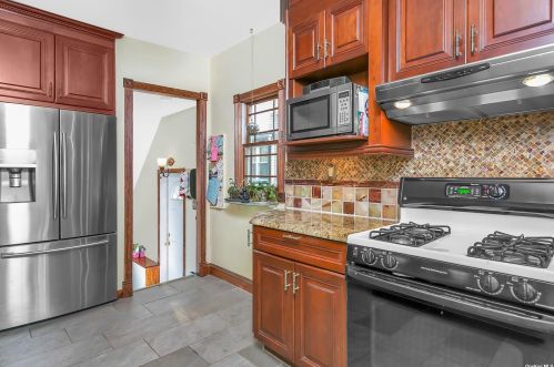 15 16th St, New Hyde Park NY  11040-4914 exterior