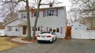 40 Oregon Ave, Gordon Heights, NY 11763-3722