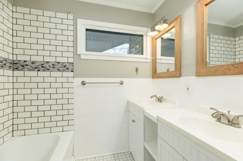 18 Lyncrest Dr, Galveston TX  77550-3215 exterior