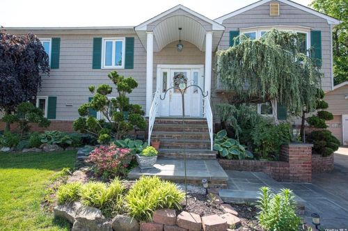 346 Newton St, Westbury, NY 11590-3219