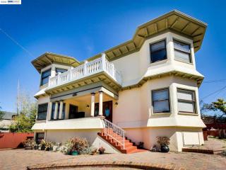 2820 Regent St, Berkeley CA  94705-2112 exterior