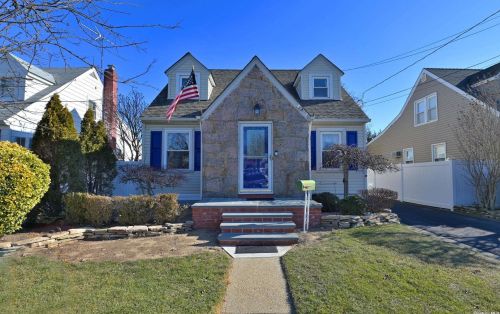 2367 Yorktown St, Rockville Centre, NY 11572-1717