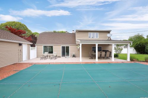 6 Hayuta Ct, Holtsville NY  11742-1206 exterior