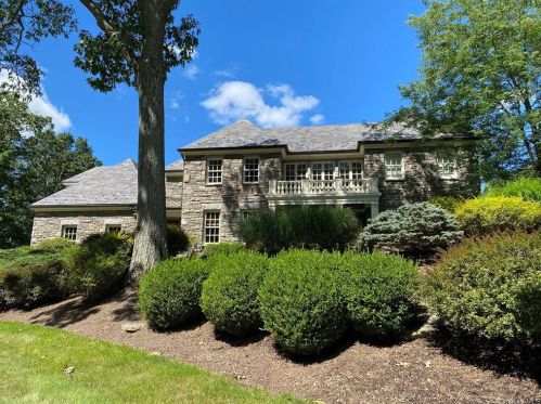 75 Summit Rd, Tuxedo Park, NY 10987-4005