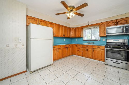 203 Irish Ln, Islip Terrace, NY 11752-2114