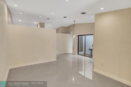 6640 176th Ter, Hialeah, FL 33015-4474