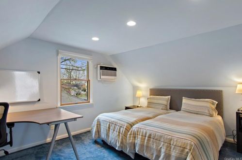 5 Eastward Pl, Elmsford NY  10523-2005 exterior