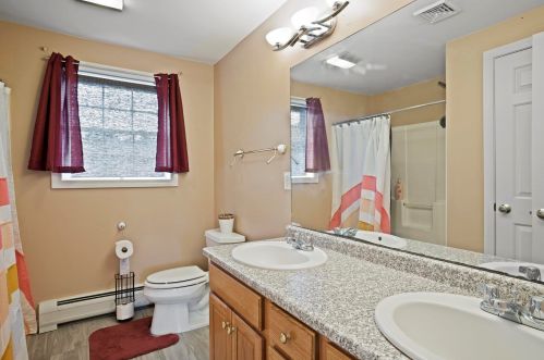 4 Ivans Ln, Dover NH  03820-9131 exterior