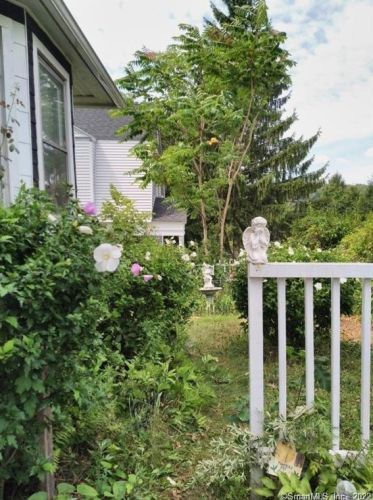 18 Simsbury St, Waterbury CT  06704-2719 exterior