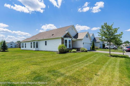 68 Eagle Ridge Cir, Lakewood, NJ 08701-5825