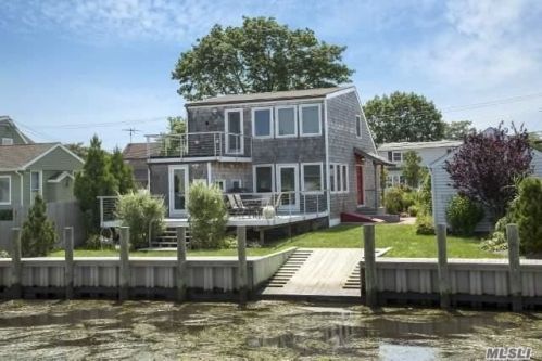 253 West Dr, Copiague, NY 11726-5115