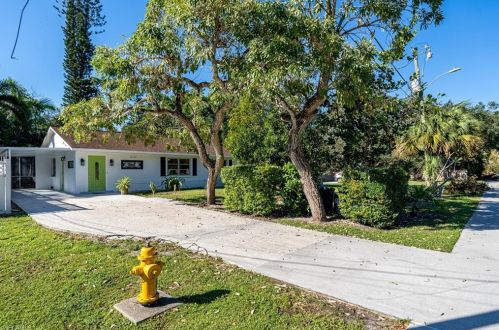 10200 Kentucky St, Bonita Springs, FL 34135-4868