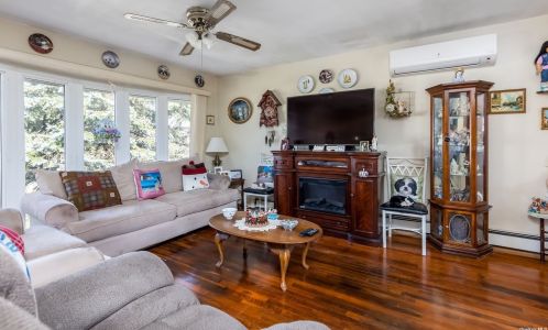 159 Queens Ave, Babylon, NY 11704-2816