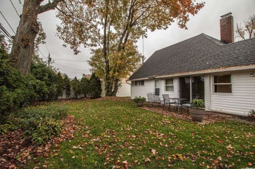 37 Winter Ln, Hicksville NY  11801-6219 exterior