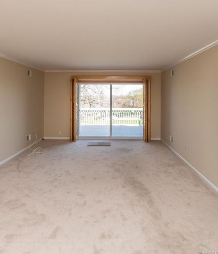 9 Magnolia Ln, Warwick NY  10990-3847 exterior