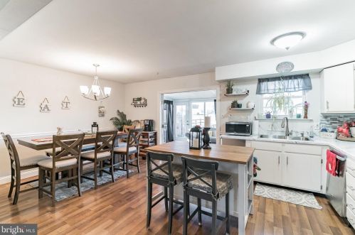 527 Spring Hill Dr, Harleysville PA  19438-2242 exterior