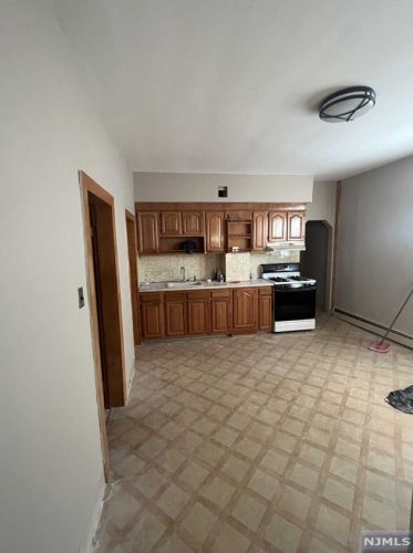 374 6th Ave, Paterson NJ  07514-2103 exterior