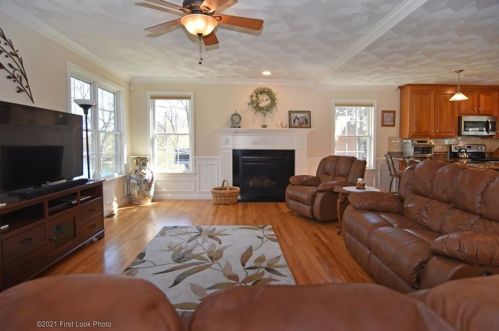 44 Boulevard Ave, Lincoln RI  02865-2108 exterior