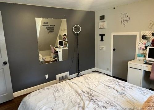 31 Oak Ridge Ln, Hartford CT  06107-3506 exterior