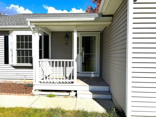 10 Dennis Dr, Uncasville, CT 06382-4002
