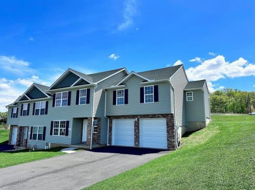 3444 Fury Ct, Slatington, PA 18080-1023