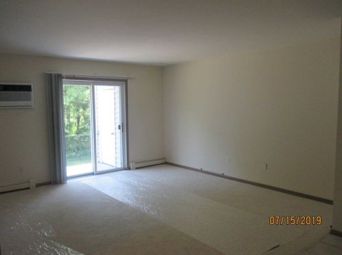 2 Locust Ct, Fishkill NY  12524-2633 exterior