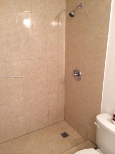 18324 68th Ave, Hialeah FL  33015-3424 exterior